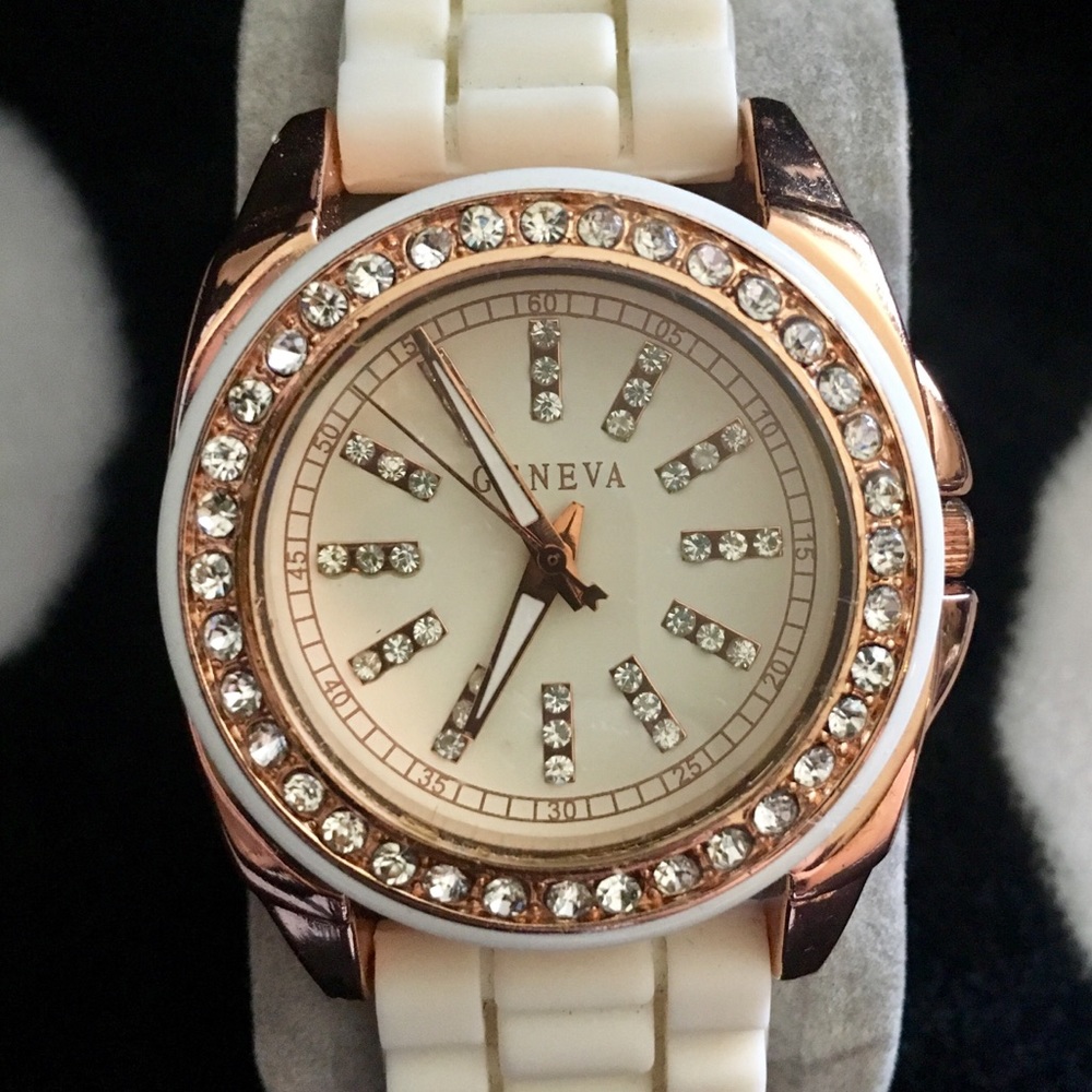 Rose gold watch with white silicone band - Picture 2 of 6